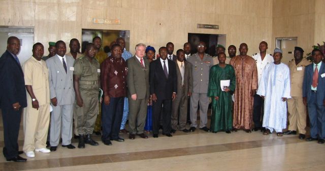 Photo de famille avec le Ministre de la Défense et le Chef d'Etat Major